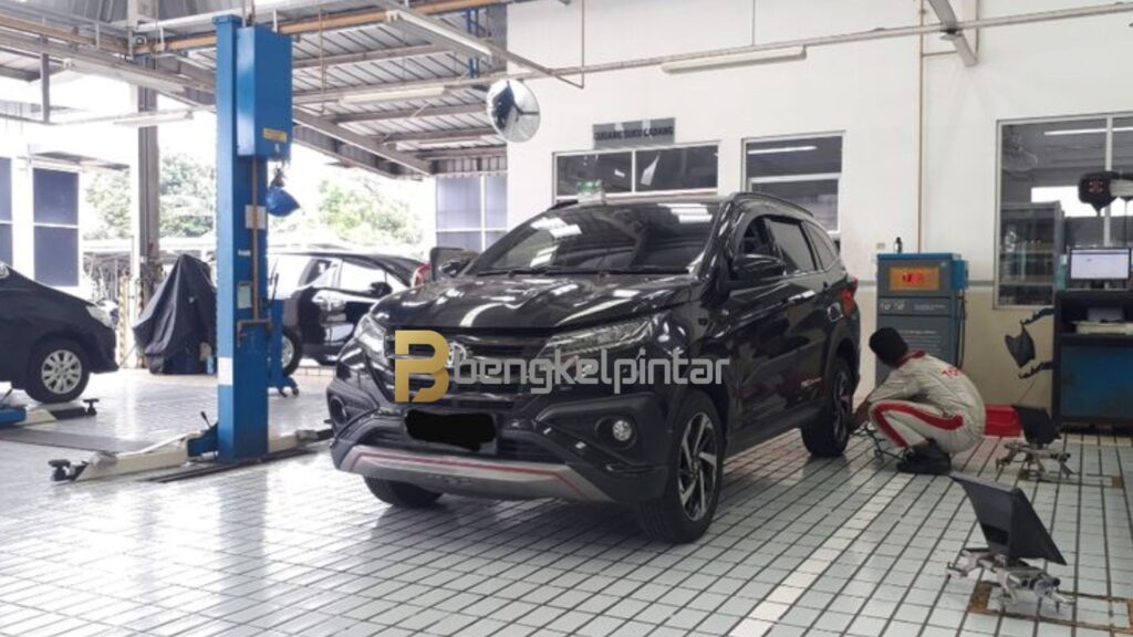 The current image has no alternative text. The file name is: 90-Persen-Pemilik-Toyota-Pilih-Servis-Bengkel-Resmi.jpg